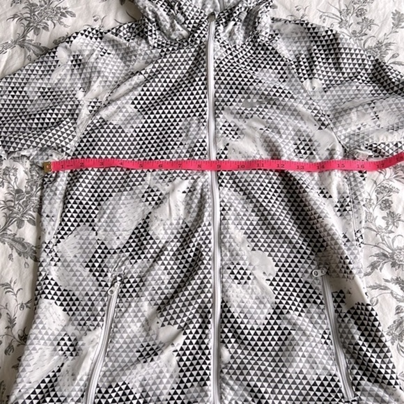 Nike Running Printed Distance Floral Light Jacket - Picture 11 of 14